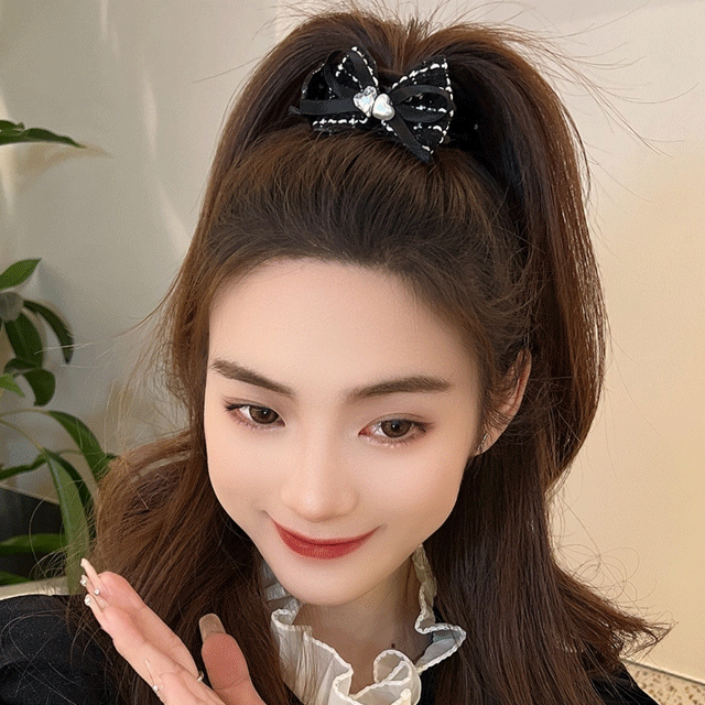 Small Chanel-style Woolen Head Claw Clip